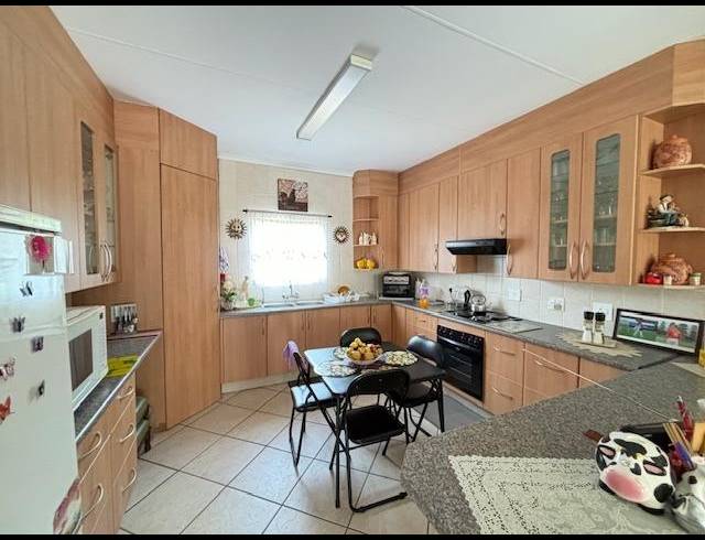 3 BEDROOM TOWNHOUSE FOR SALE IN VANDERBIJLPARK SE 2